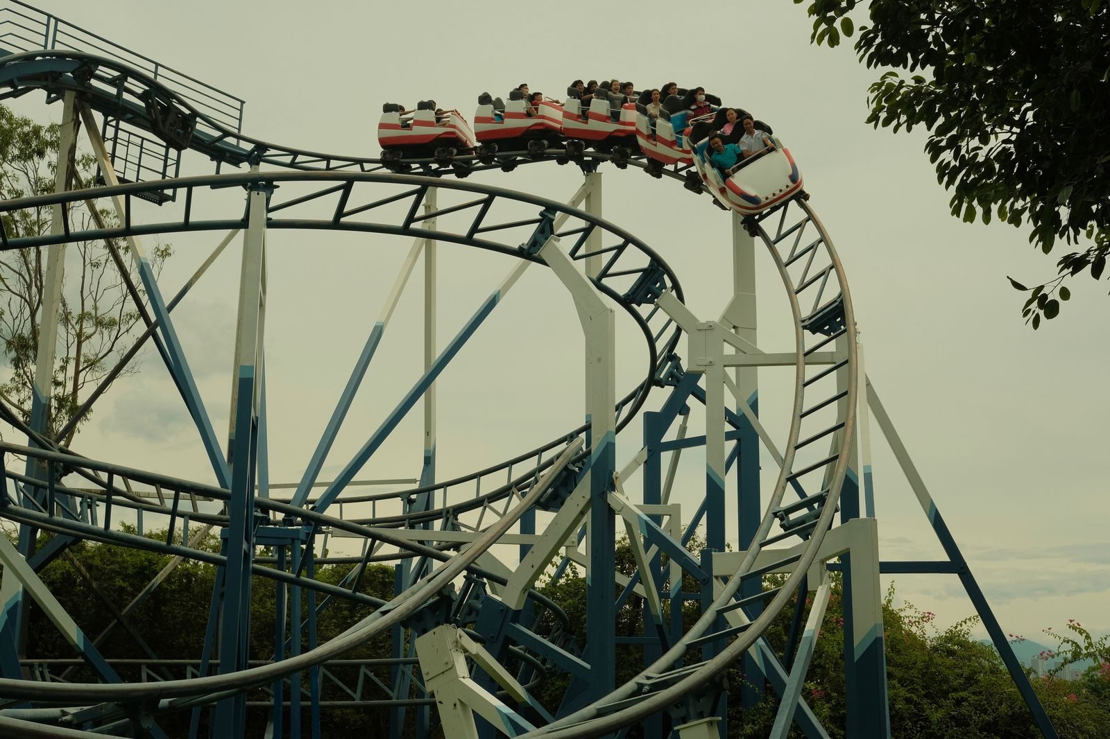 A theme-park skyline at sunset, a typical group destination in Vaughan from Barrie