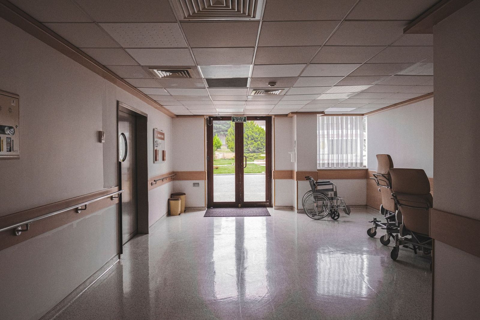 The hospital entrance: the chauffeur stops where you can step out safely and waits nearby