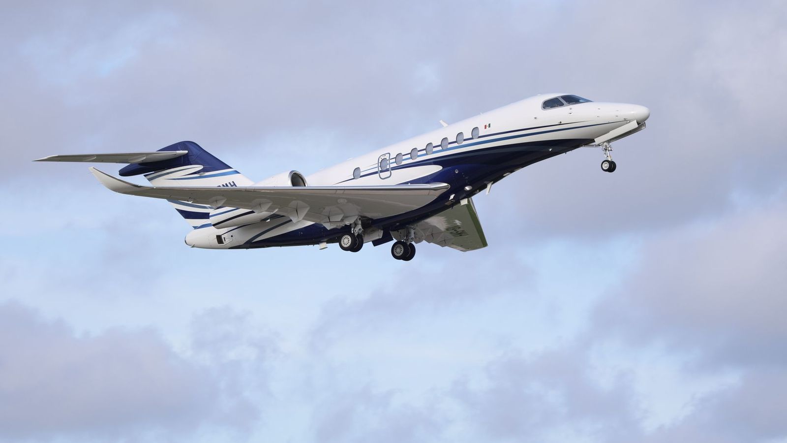 Lake Simcoe Regional (YLK) & private jets