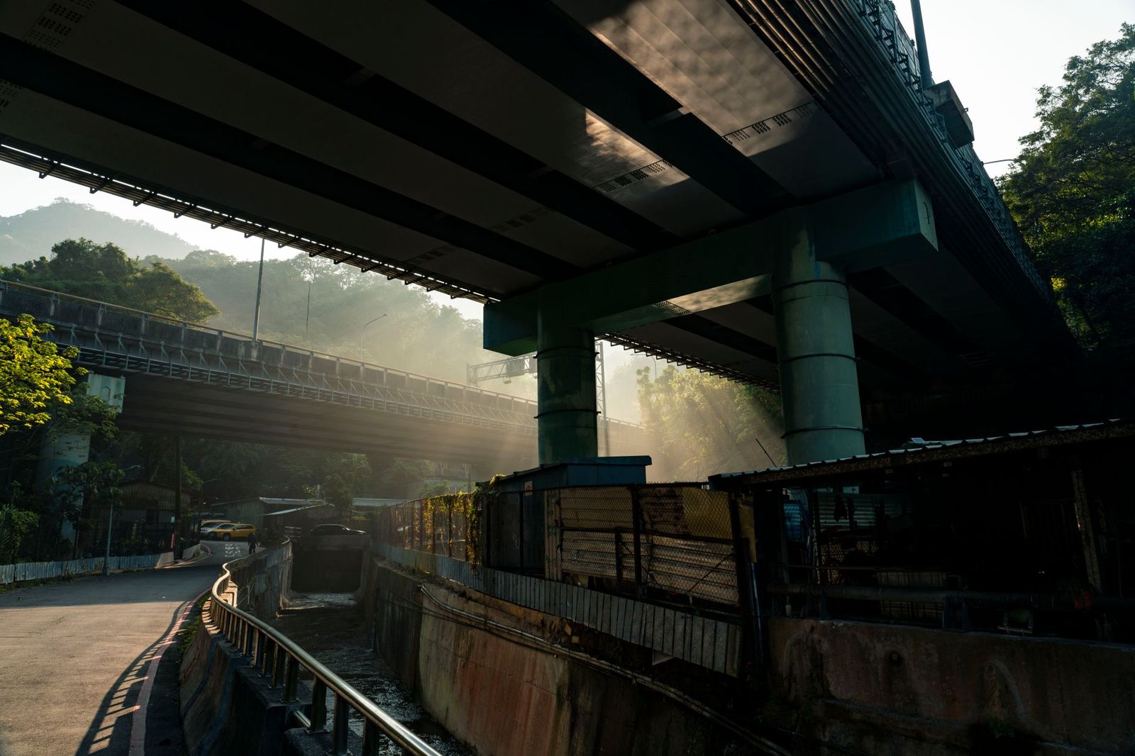 Early-morning traffic on a highway overpass: a fixed fare takes the traffic out of the price