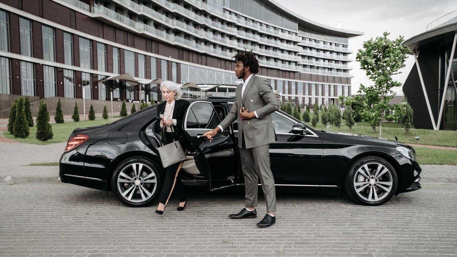 Limousine, black car and chauffeur services in Barrie